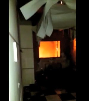 [Vídeo] Residência é destruída após incêndio em Teotônio Vilela
