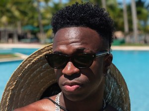 Vini Jr. volta para Europa após férias na Bahia com Virginia Fonseca