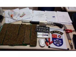 PM prende quatro suspeitos e apreende 5kg de drogas na 'Vila da Droga'