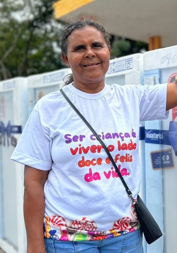 Moradora de Matriz de Camaragibe comemora troca de geladeira após 25 anos