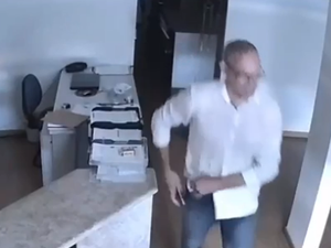 [Vídeo] Homem é flagrado furtando celular de loja em Maceió 