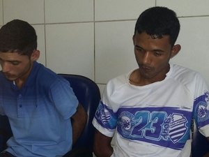 Polícia prende dupla em posse de arma de fogo, drogas e munições
