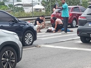 Mulher é atropelada por carro enquanto atravessava a Avenida José Alexandre, em Arapiraca