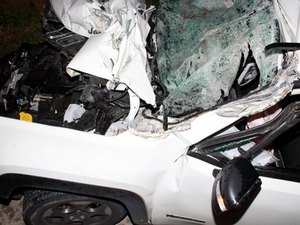 Colisão entre carro de passeio e carreta deixa duas pessoas feridas na BR-101