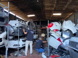 Ponto de desmanche de carros é desarticulado na parte alta de Maceió; suspeito é preso em flagrante