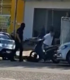 Vídeo mostra homem sendo levado por supostos policiais em Coruripe