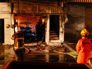 Incêndio destrói loja de tintas no bairro da Ponta Grossa