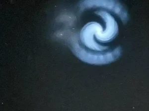 [Vídeo] Fenômeno misterioso no céu intriga europeus e é associado à SpaceX