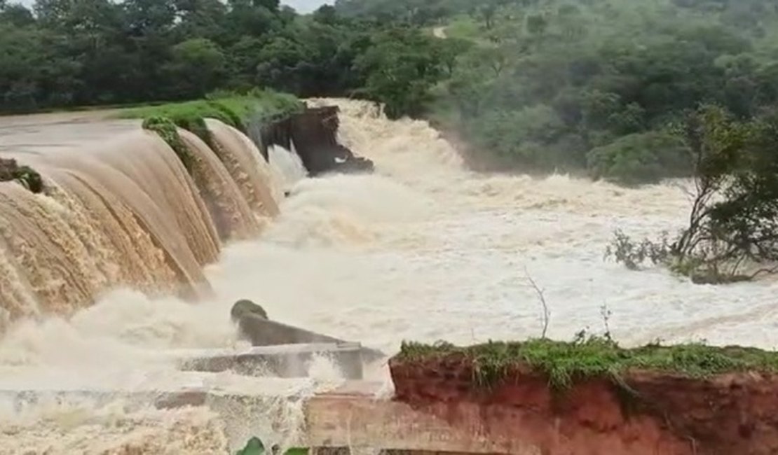[Vídeo] Barragem no interior de Minas Gerais pode romper; autoridades fazem alerta máximo