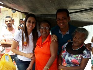 Candidata à prefeitura de Lagoa da Canoa, Fabiana Lira visita feira livre