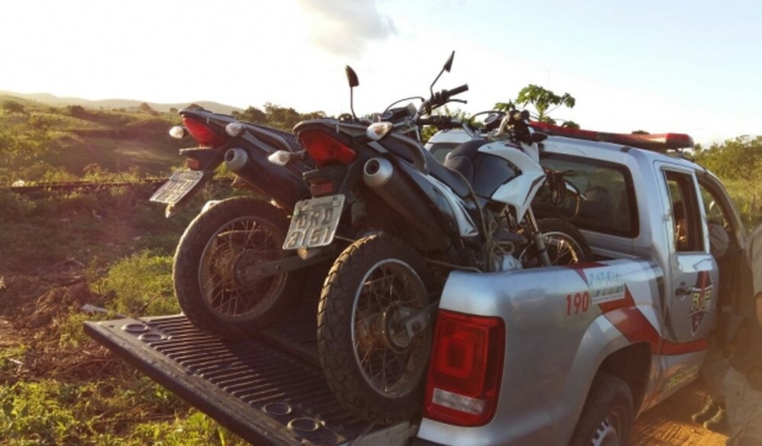 Polícia recupera duas motos roubadas que estavam escondidas em matagal