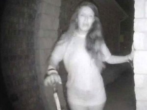 Mulher misteriosa desaparece após tocar campainha de casa e põe polícia do Texas em alerta