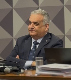 Alfredo Gaspar surpreende e determina apreensão do celular de Igor Delecrode na CPMI do INSS
