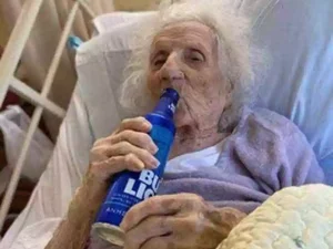 Mulher de 103 anos comemora cura do coronavírus bebendo cerveja