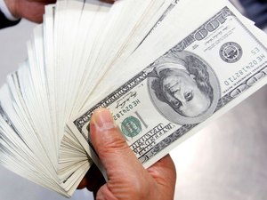 Dólar fecha com maior alta desde abril, custando R$ 5,537
