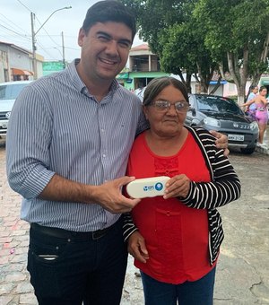Secretaria de Saúde entrega óculos para pacientes da zona rural de Palmeira