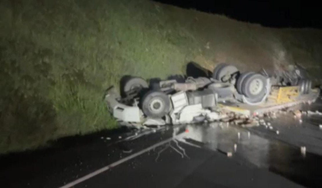 Caminhão vira na BR-416 e motorista morre no município de Colônia Leopoldina