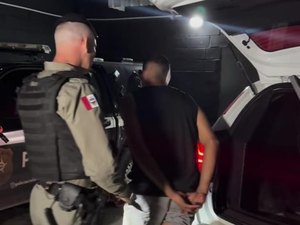 Suspeito de roubo é espancado pela população e preso em Maceió