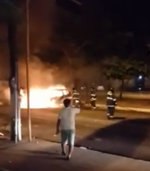 [Vídeo] Carro pega fogo após colidir em poste na Av. Fernandes Lima