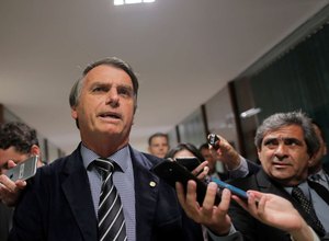 Bolsonaro tem mais oficiais no primeiro escalão que presidentes da ditadura