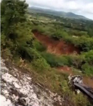Caminhão cai em ribanceira após falha nos freios e motorista fica ferido em Palmeira dos Índios