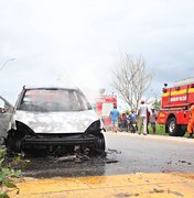 Carro pega fogo após motorista abastecer em posto de combustíveis 