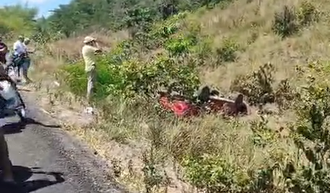 Carro capota na PE-60 horas após acidente que deixou três jovens mortos