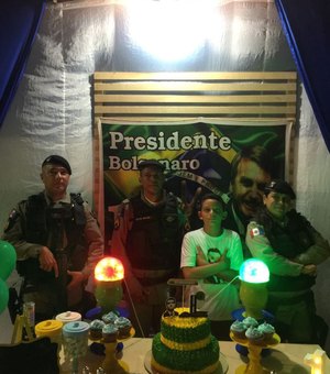 “Meu sonho é ser policial federal”, diz garoto de festa com tema Bolsonaro