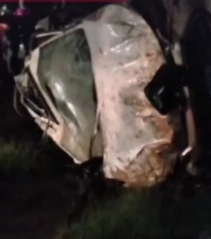 Capotamento na Rodovia AL 220 deixa carro destruído