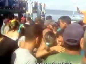 Embarcação naufraga com 70 pessoas a bordo