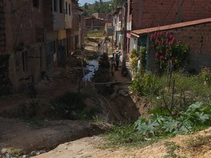 Moradores de Maragogi sofrem com esgoto a céu aberto na comunidade do Aviário