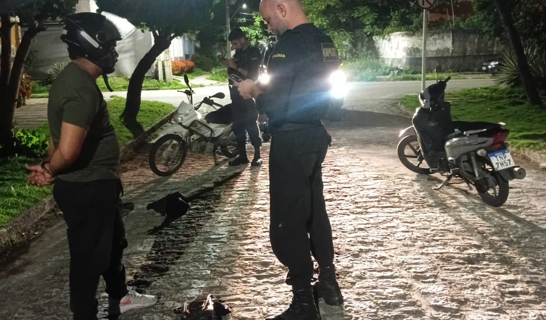 Polícia prende suspeitos de furtar veículo em estacionamento de shopping em Maceió