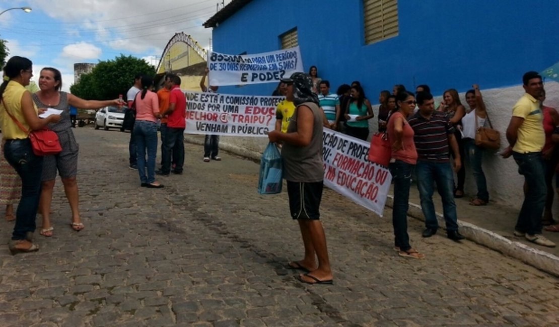 Professores de Traipu realizam protesto