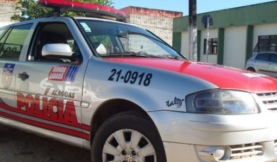 Jovem é preso e menor apreendido suspeitos de roubo de celular