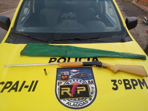 Homem é preso com espingarda escondida na garupa da moto