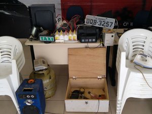 Três pessoas são presas e um adolescente apreendido por furto em escola