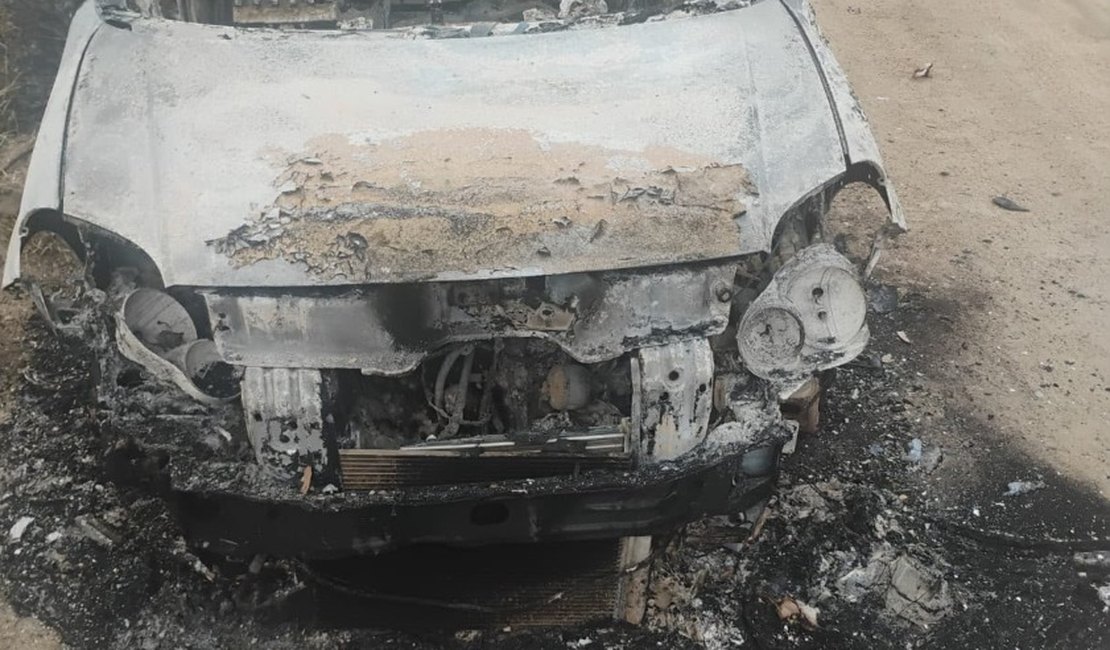 Carro furtado em Delmiro Gouveia é encontrado destruído por incêndio