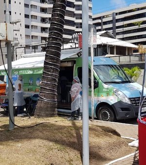 Prefeitura vacina maceioenses contra a Covid-19 e visitantes no CAT móvel na Ponta Verde