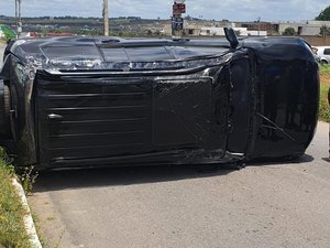 [Vídeo] Imprudência no trânsito provoca colisão e capotamento de veículo de luxo em Arapiraca