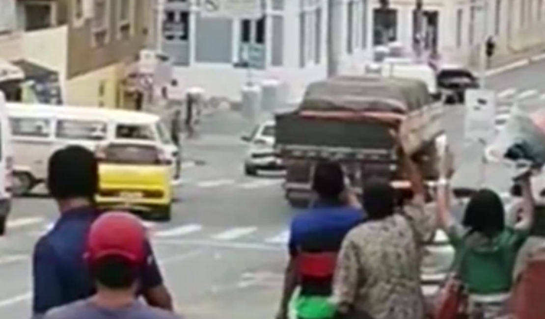 [Vídeo] Carreta desgovernada atinge veículos na Ladeira dos Martírios