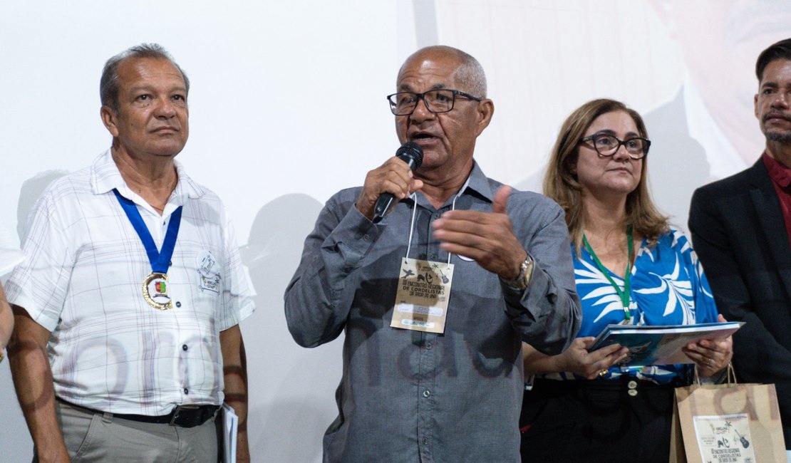 Prefeito de Japaratinga é homenageado por escritores de Pernambuco