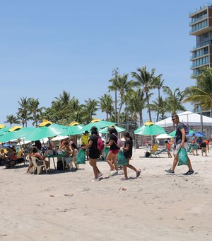 Educação ambiental: mutirão de limpeza mobiliza voluntários na praia da Pajuçara, em Maceió