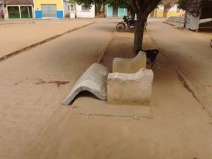 Criança morre após banco de praça municipal cair sobre seu corpo