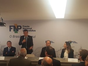 Prefeitos ameaçam culpar Bolsonaro por fim de isolamento