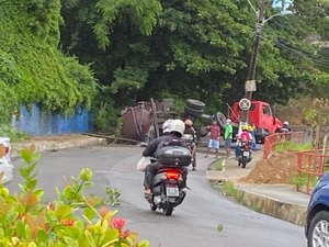 Após acidente, caminhão bloqueia ladeira que dá acesso ao bairro da Gruta