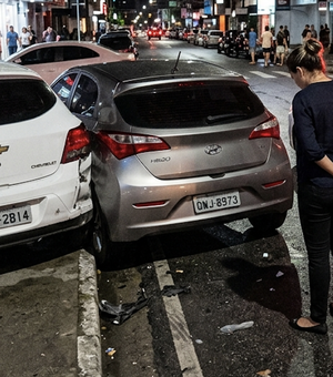Mulher é presa por embriaguez ao volante após bater em carro estacionado na Jatiúca