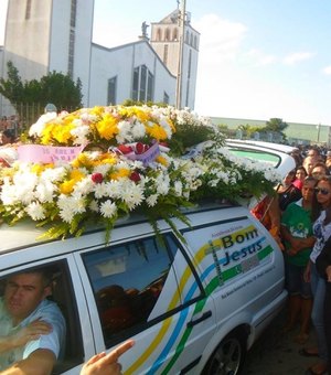 Milhares de fieis dão adeus ao monsenhor Raimundo Gomes