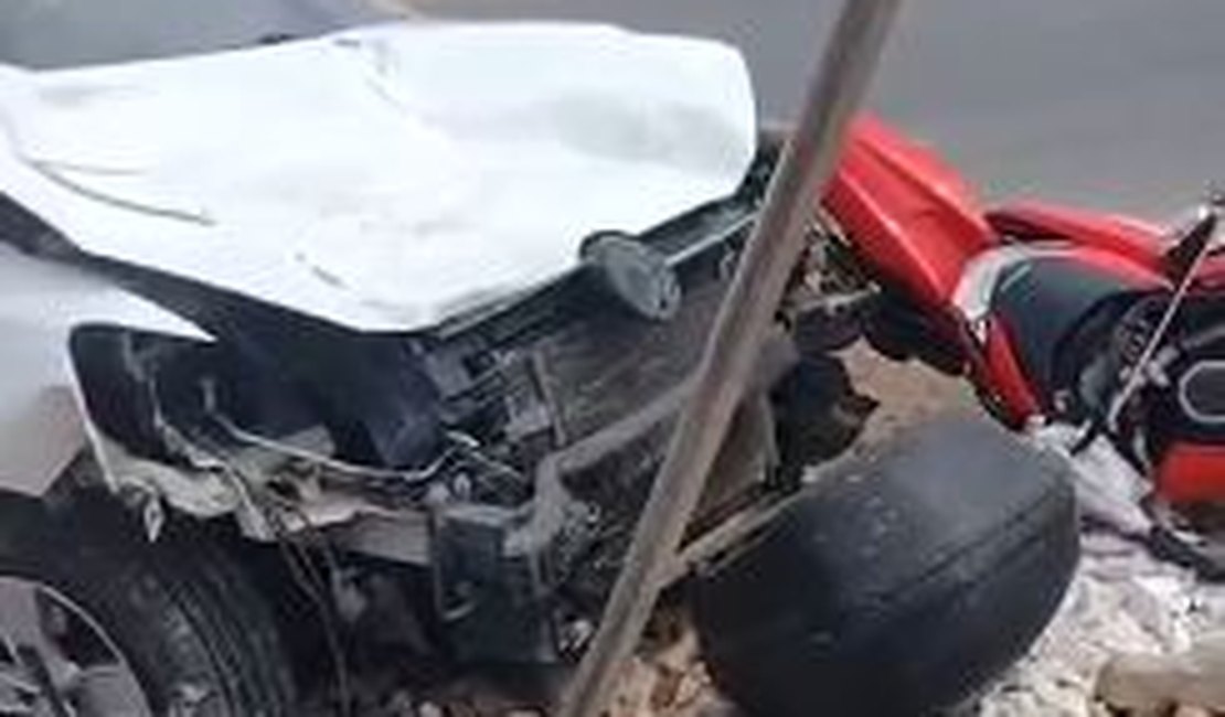 Grave acidente entre carro em moto é registrado na Avenida Marília Mendonça