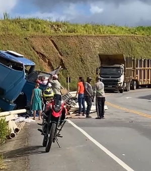 Caminhão com carga de tubos de PVC colide contra barreira na BR-416, em Colônia Leopoldina
