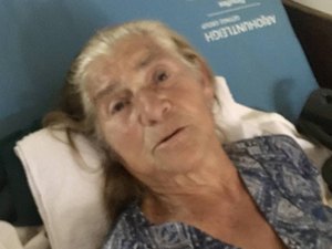 Avó de Michelle Bolsonaro aguarda cirurgia em maca no corredor de hospital
